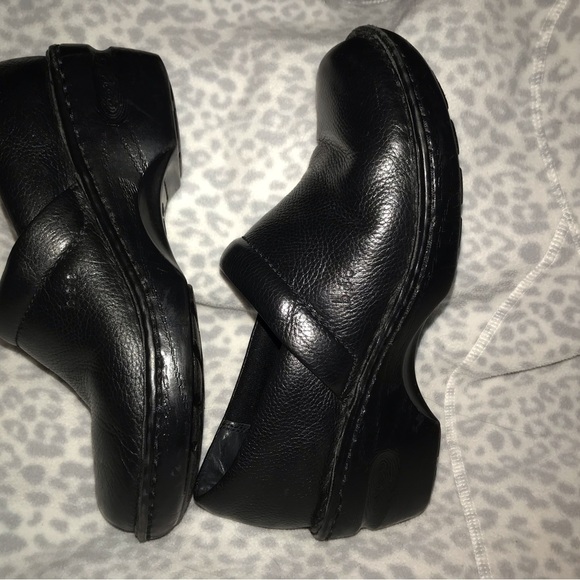 BORN b.o.c. Mules or clogs Excellent used condition BLACK - Picture 2 of 7